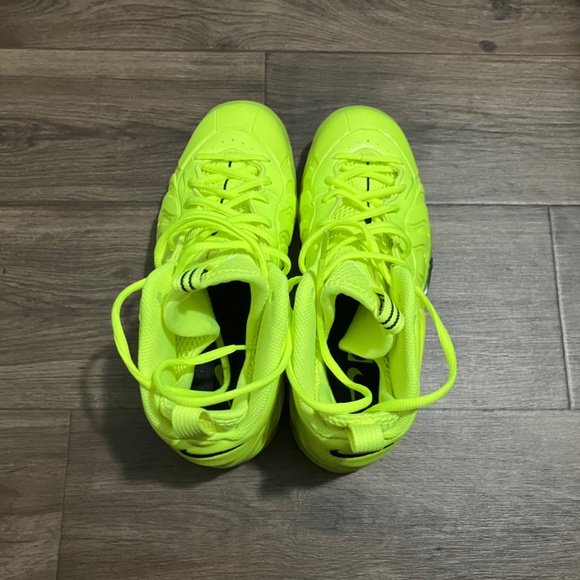 Authentic Nike foamposite shoes size 6y - Picture 2 of 5